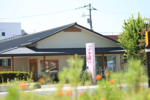 【目印（看板）】ピンクの看板が目印です。