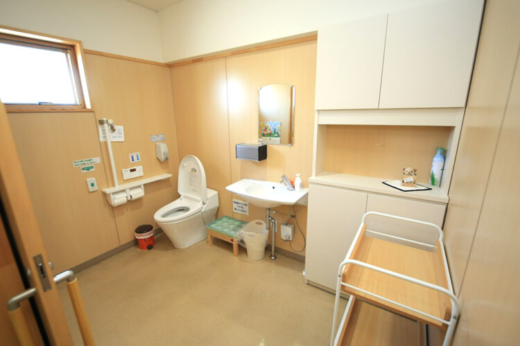 【トイレ２】車椅子の方もスムーズにご利用いただける広いトイレ。