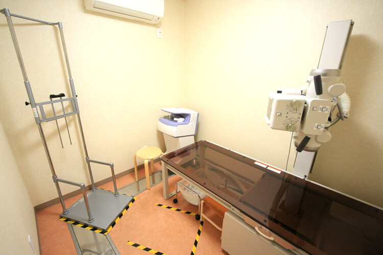 【レントゲン室】レントゲンや骨密度を調べる機械もあります。